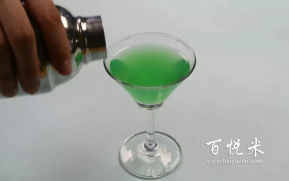 来做一杯绿色的鸡尾酒吧，颜色美丽，适合郊游和野餐